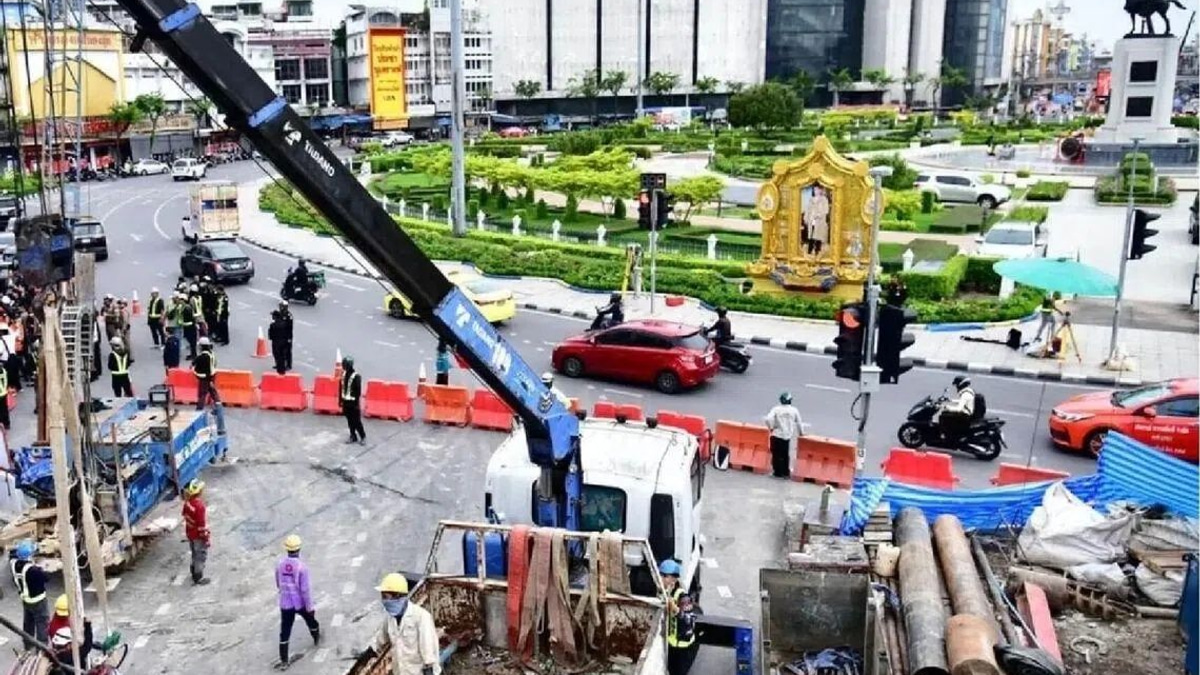 Bangkok Evacuates 60 Residents After Subway Construction Sinkhole