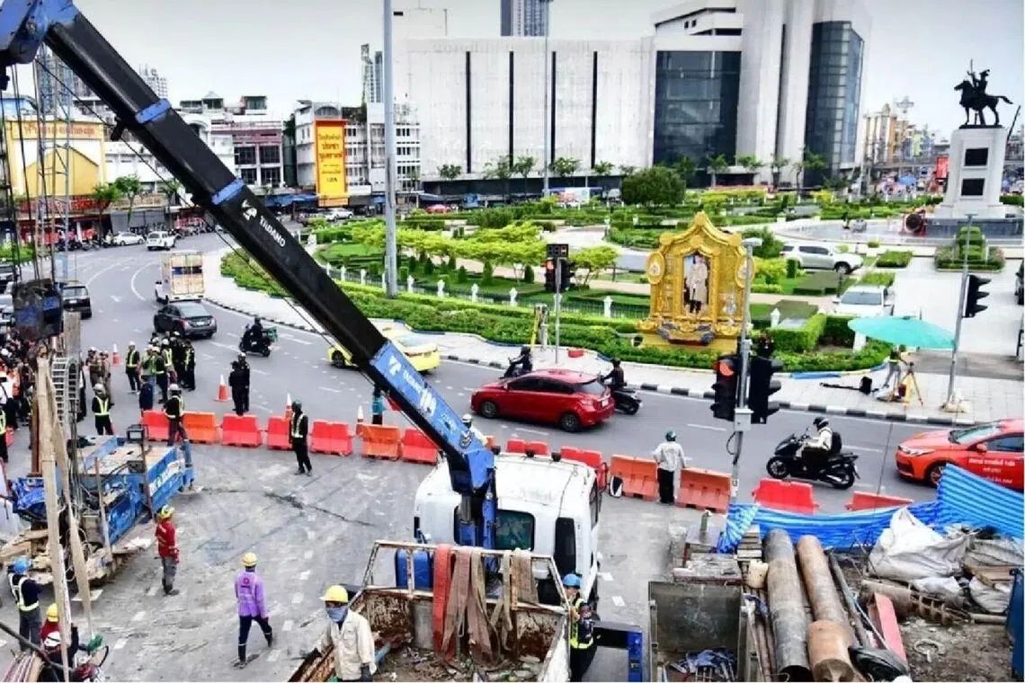 Bangkok Evacuates 60 Residents After Subway Construction Sinkhole