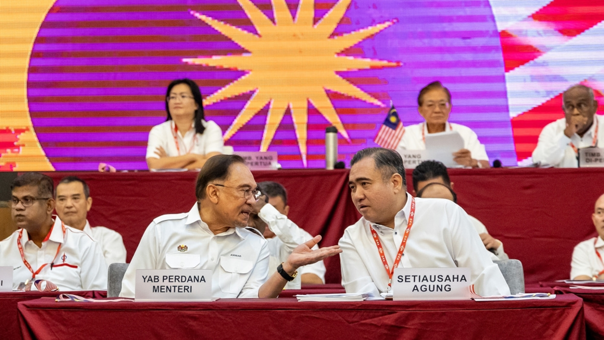 Anwar Calls on Melaka DAP to Reconsider Exit from State Government