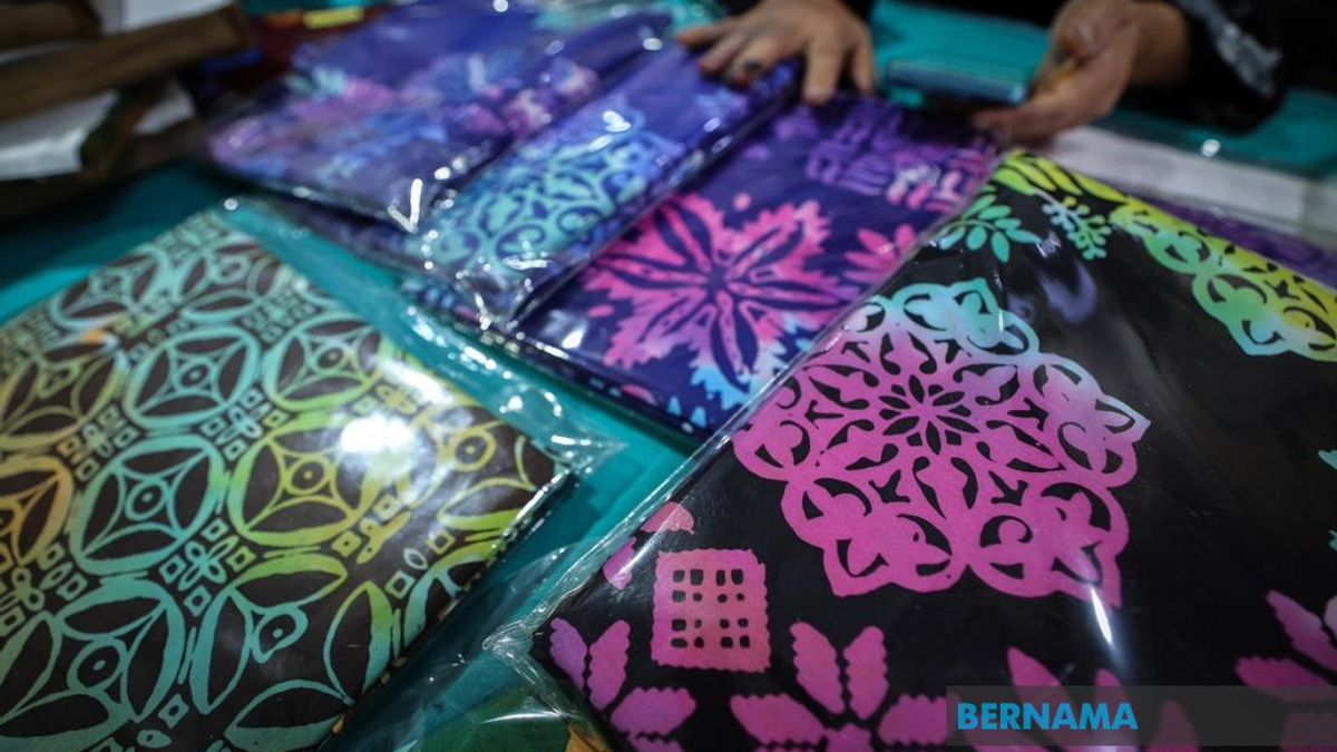 Johor Batik Artisans Weave State Identity Into Textile Heritage