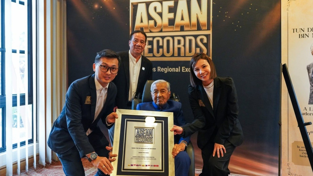 Dr Mahathir and Dr Siti Hasmah Achieve Triple Record Milestone as Centenarian Couple