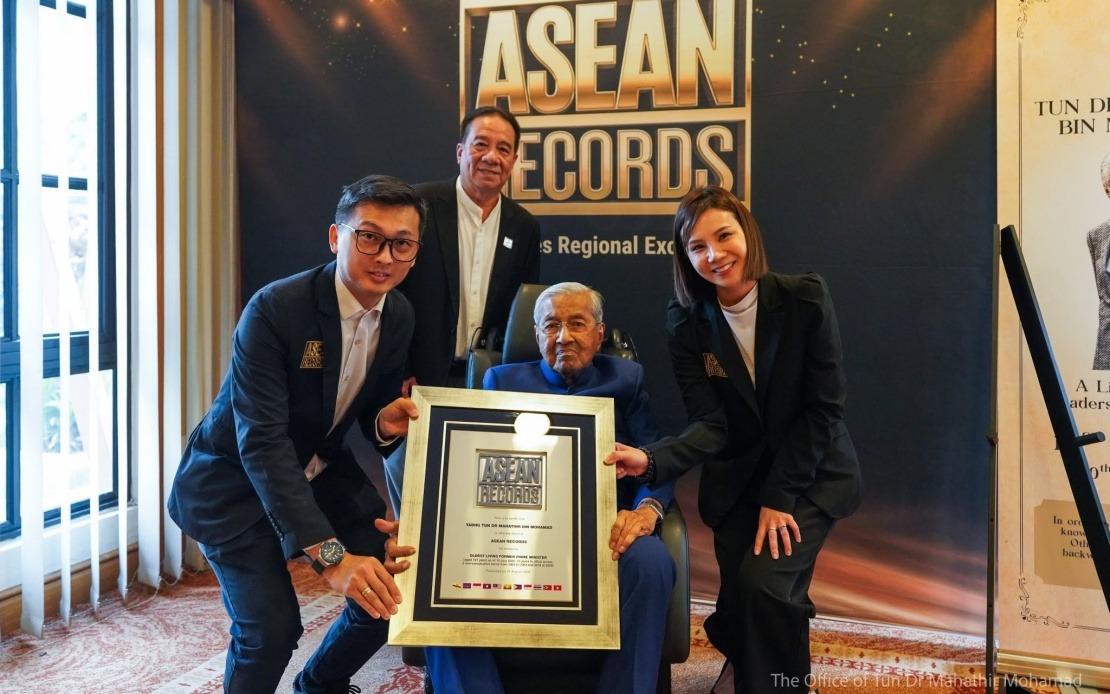 Dr Mahathir and Dr Siti Hasmah Achieve Triple Record Milestone as Centenarian Couple