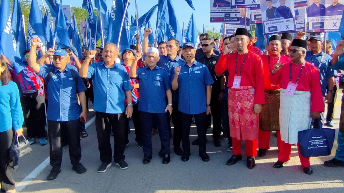Muhyiddin campaigns alongside Sahruddin in Bukit Kepong nomination battle