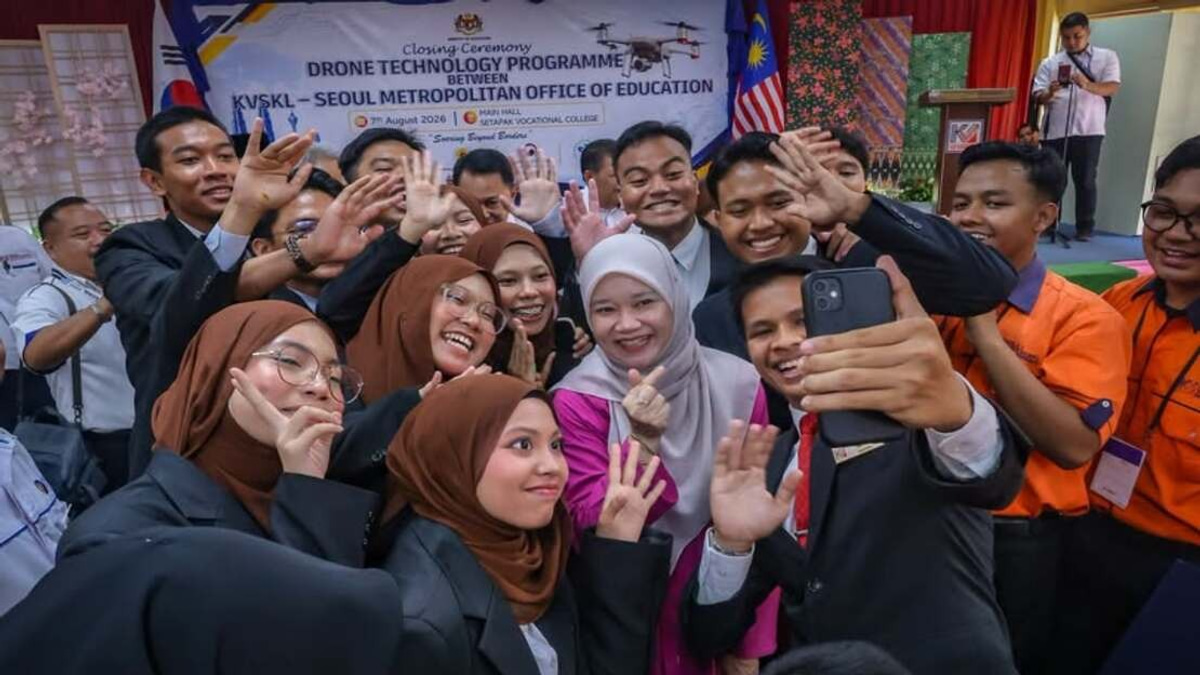 Education Minister Challenges Setapak Vocational Students to Deploy Drone Technology for Campus Security
