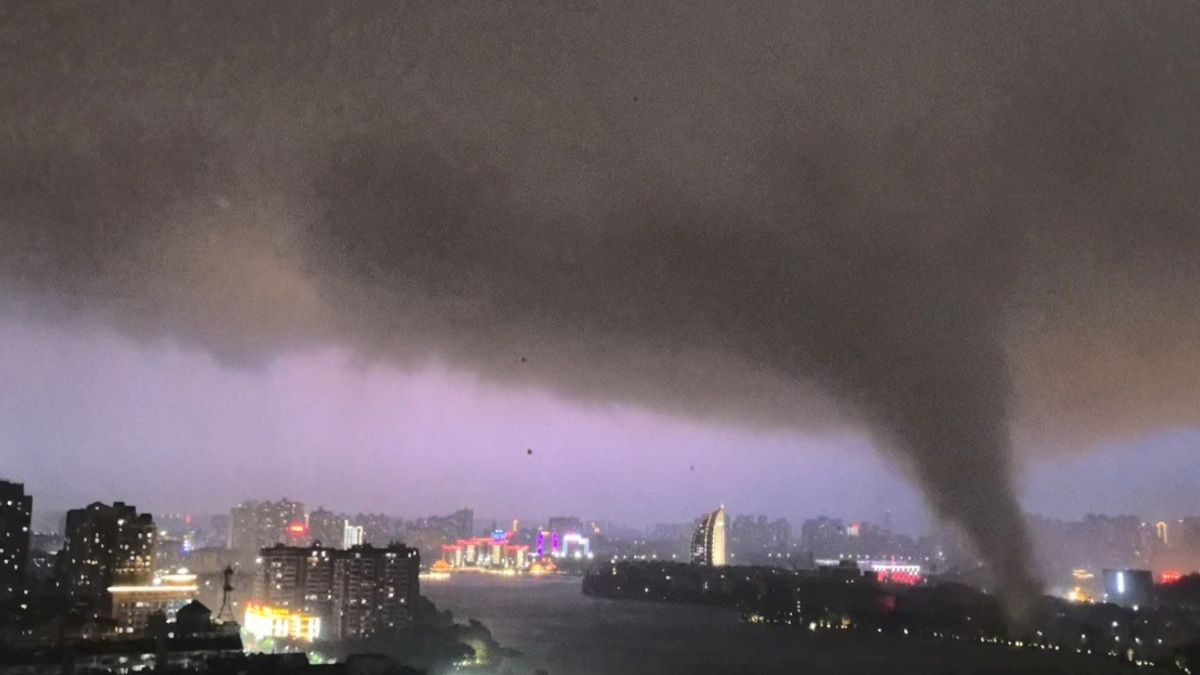 Severe Weather Kills 11 in China's Hubei Province as Thunderstorms and Gales Devastate Eastern Cities