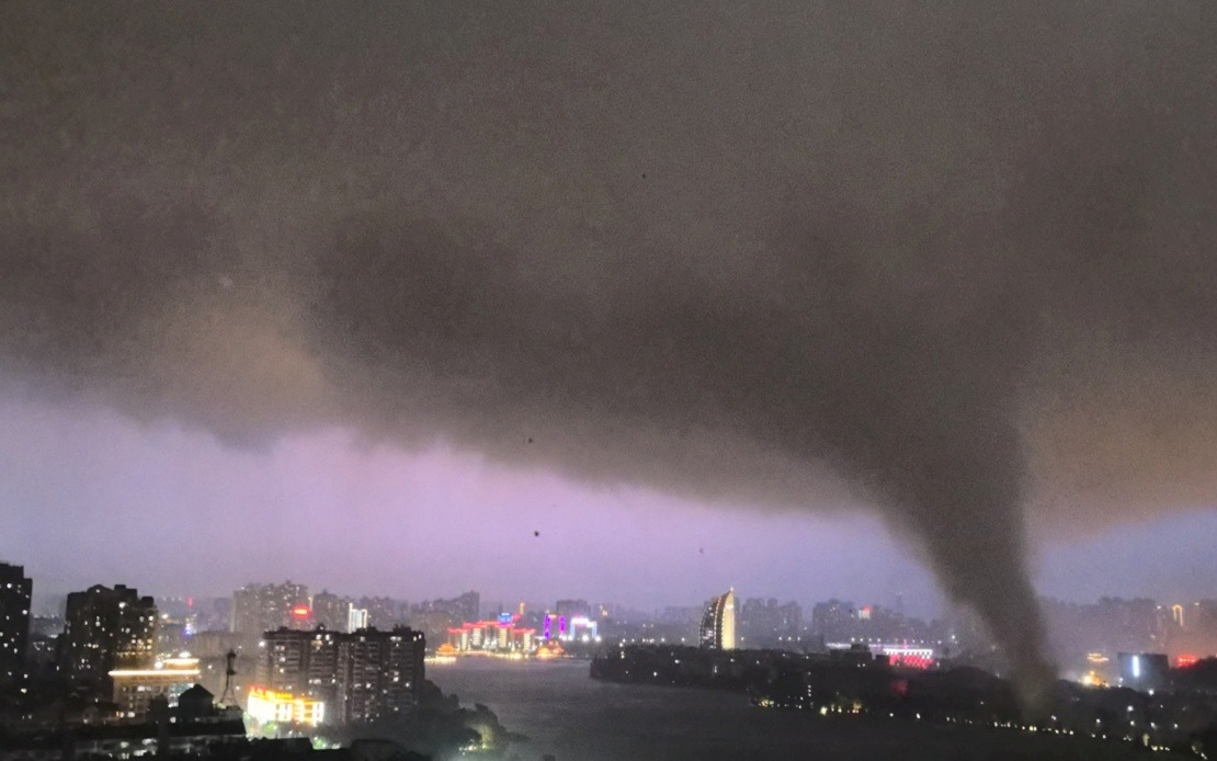 Severe Weather Kills 11 in China's Hubei Province as Thunderstorms and Gales Devastate Eastern Cities