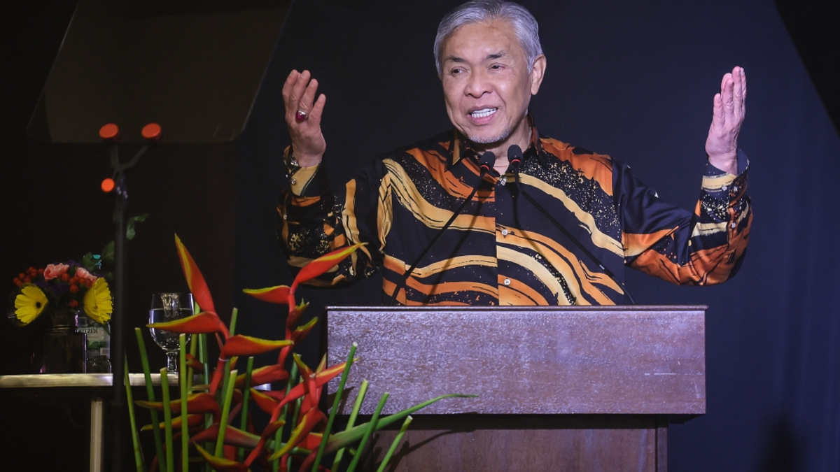 Zahid Declares 'Blue Wave' Momentum Following Johor and Negeri Sembilan Victories