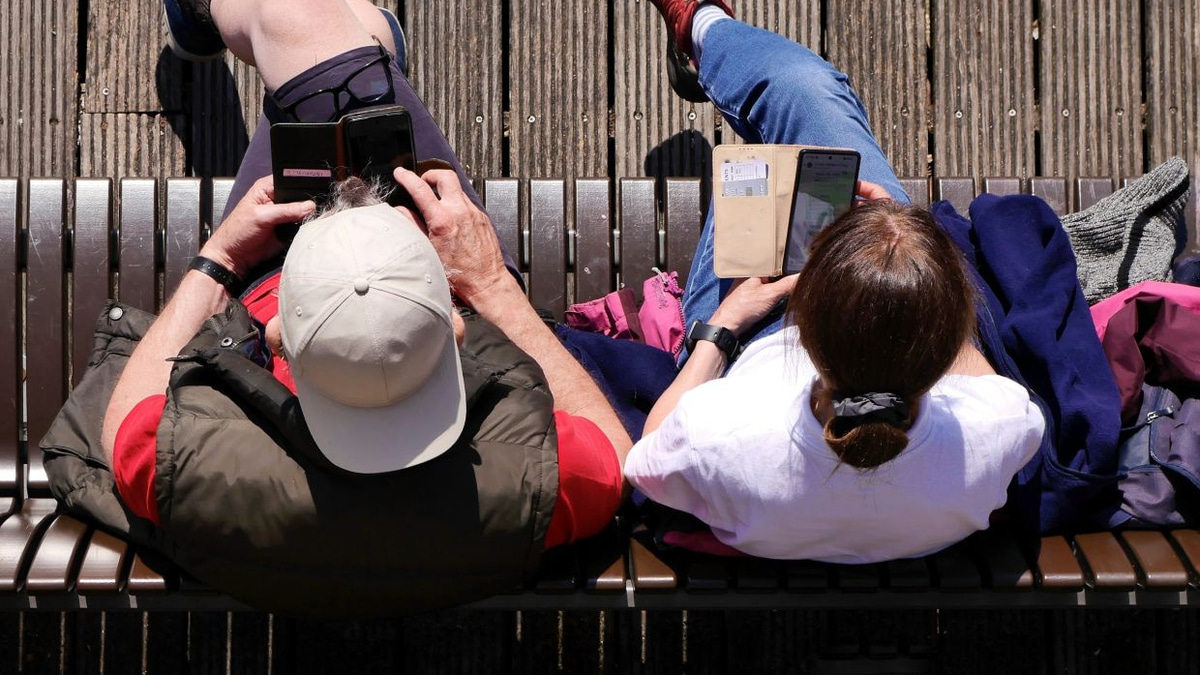Parental Phone Addiction Damaging Children's Emotional Development, Research Shows