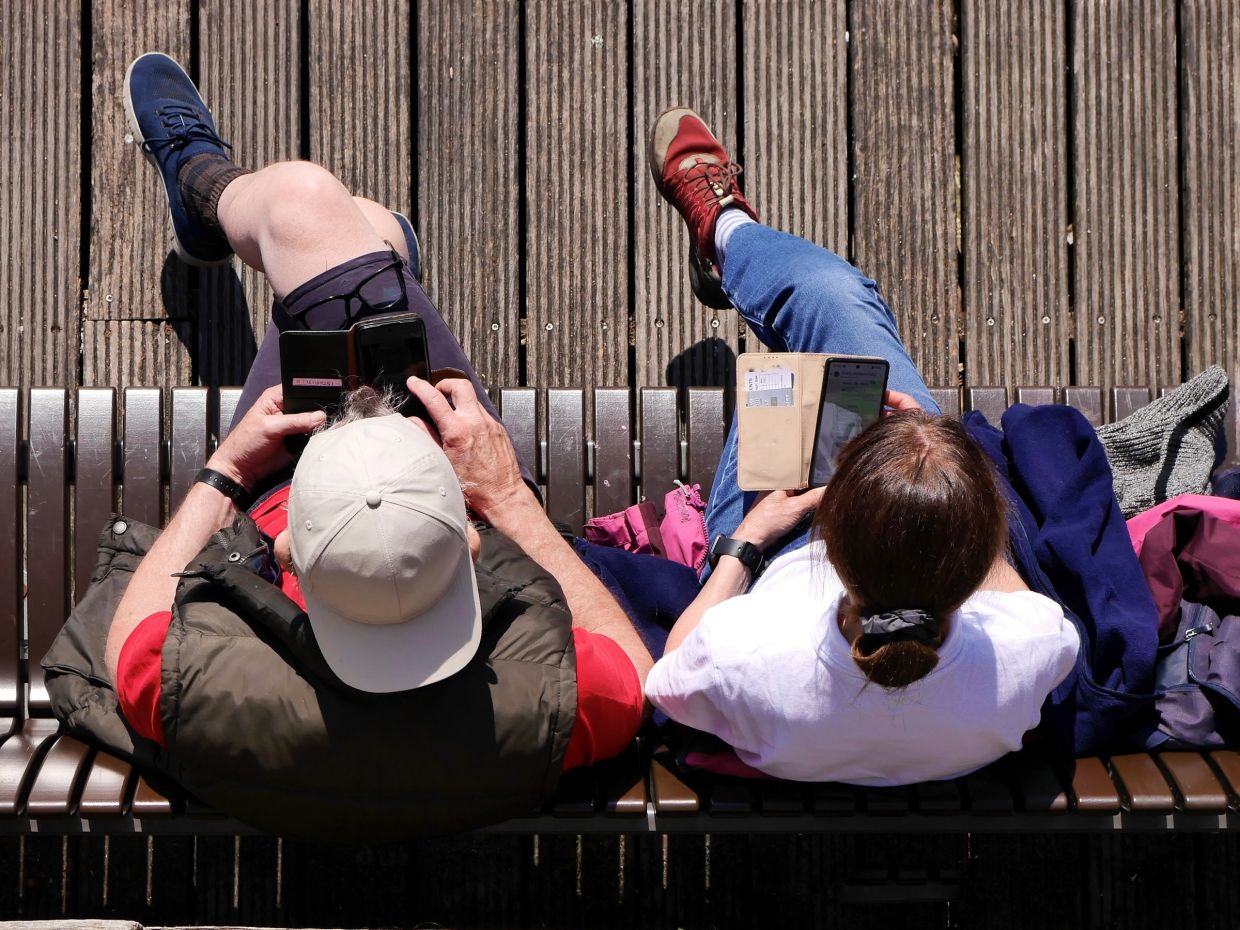 Parental Phone Addiction Damaging Children's Emotional Development, Research Shows