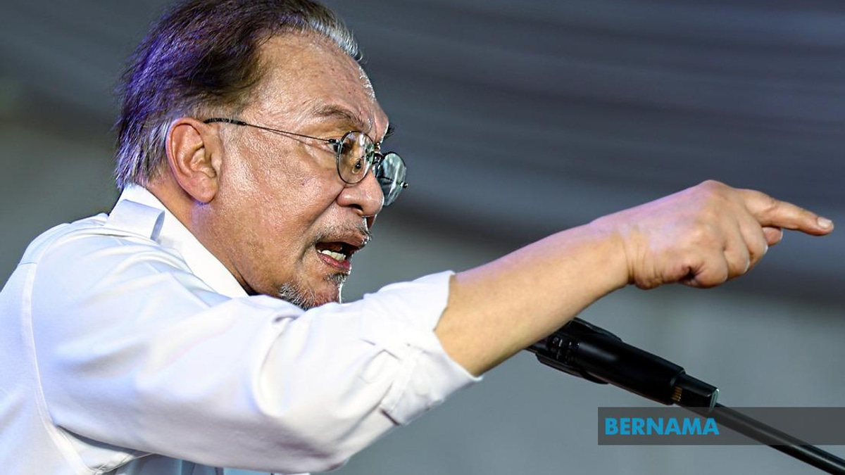 Anwar Ramps Up Pakatan Harapan Campaign Push Across Eight Johor Constituencies