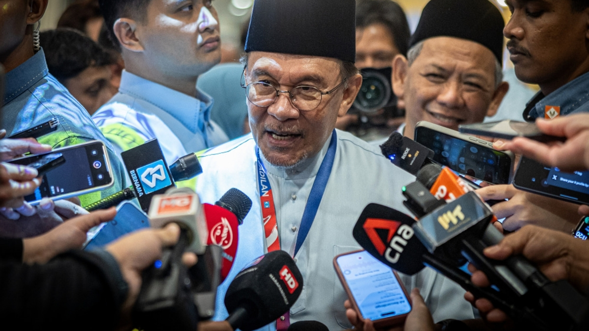 Anwar Rejects Claims of Cabinet Rifts, Emphasises Unity and Democratic Approach