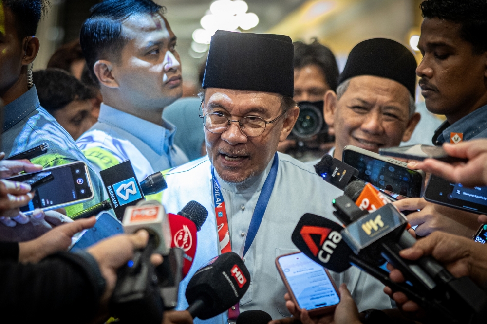 Anwar Rejects Claims of Cabinet Rifts, Emphasises Unity and Democratic Approach
