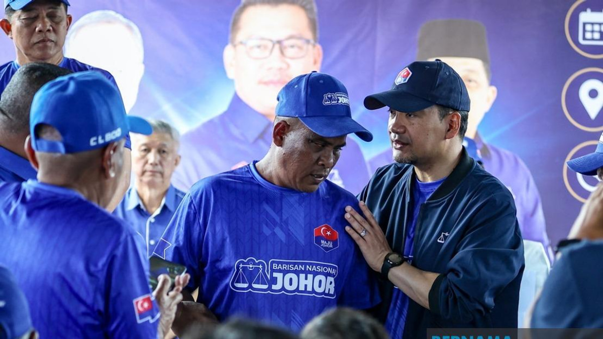 Vision Impaired Voter in Johor Refuses to Let Disability Stop Him From Exercising Democratic Right