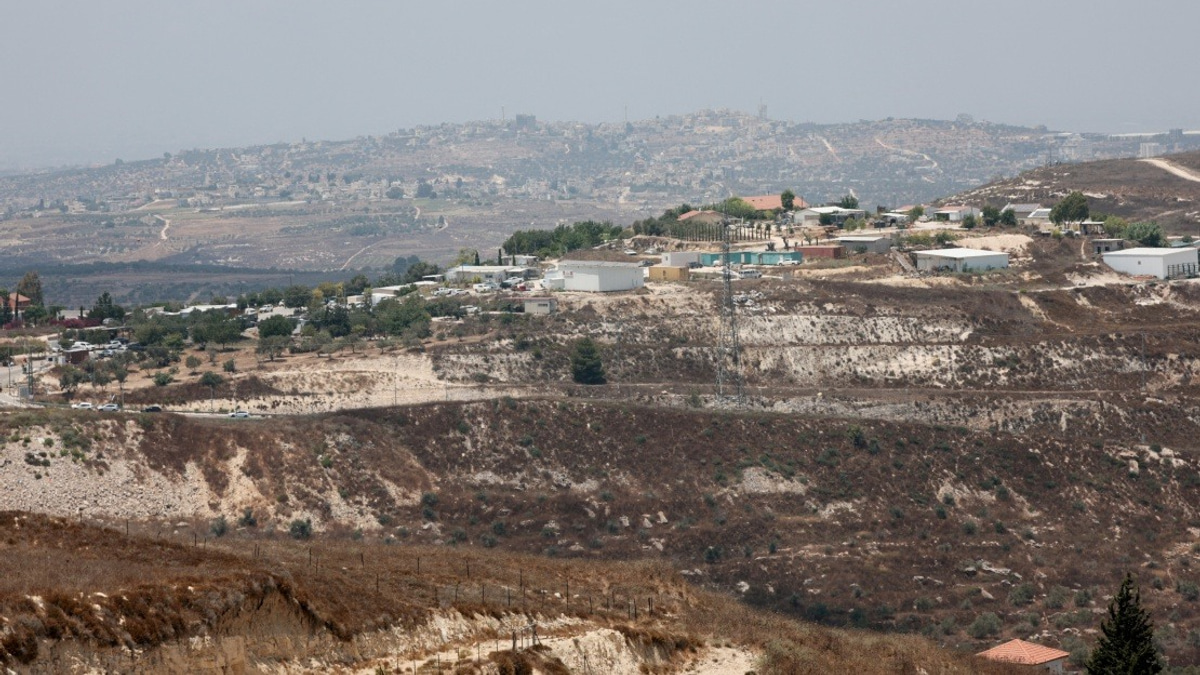 Israeli Forces Injure Palestinians, Raid Homes in West Bank Operations