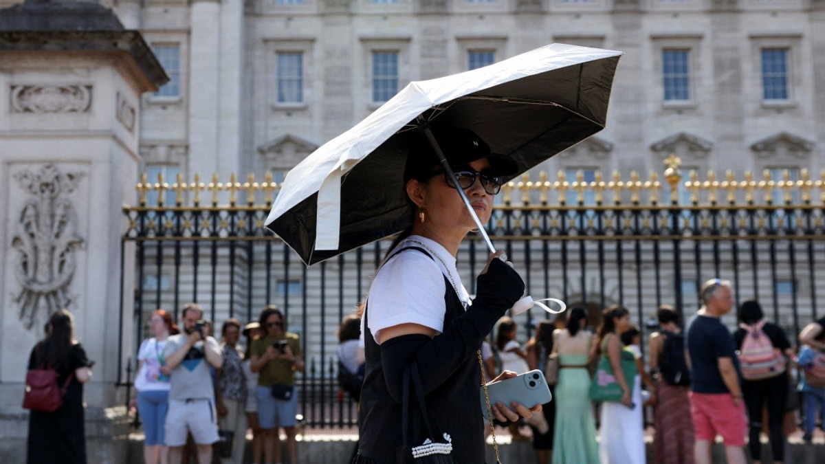 Buckingham Palace Suspends Ceremonial Guards as UK Faces Dangerous Heat Wave