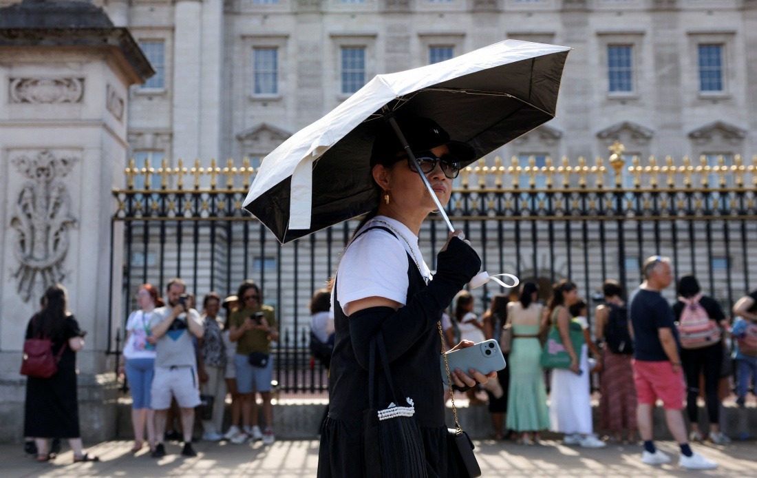 Buckingham Palace Suspends Ceremonial Guards as UK Faces Dangerous Heat Wave