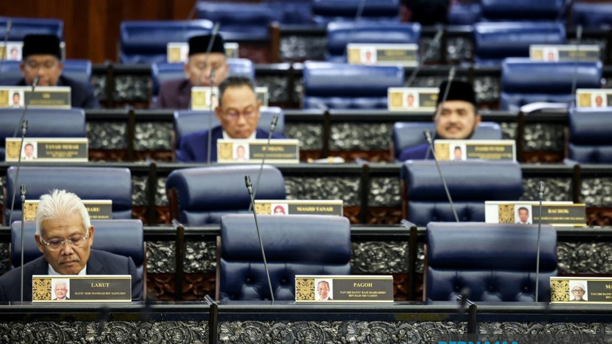 Parliament Speaker Confirms Hamzah as Opposition Leader; Muhyiddin's Seating Moved