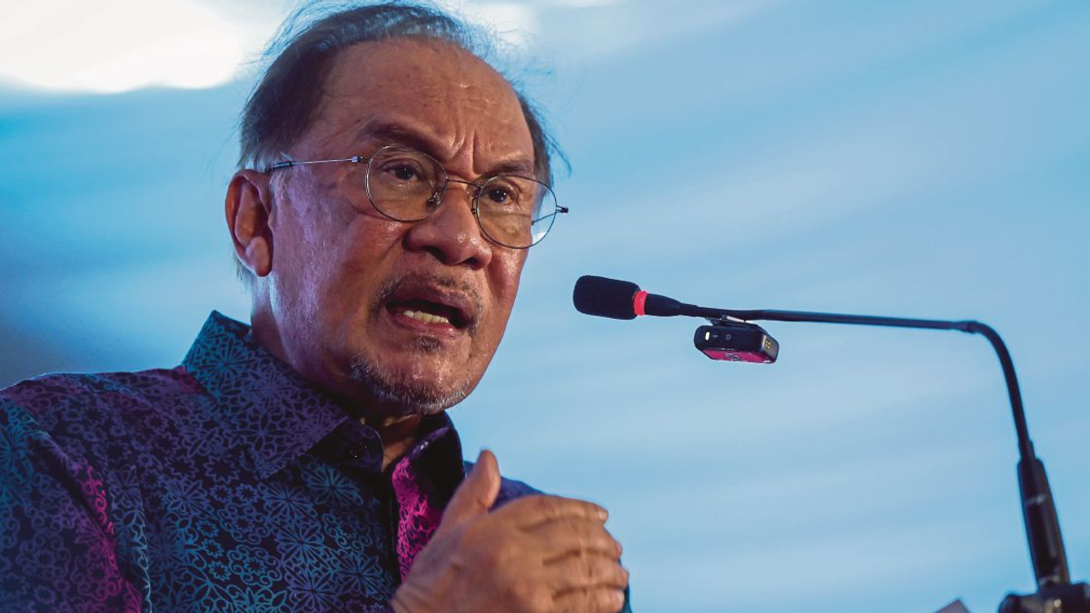 Anwar Deflects Opposition Criticism, Urges Focus on Tabung Haji Inquiry