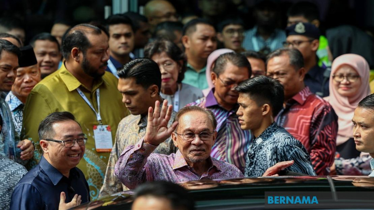 Anwar Orders Swift Action to Locate Malaysians Caught in Nepal Floods
