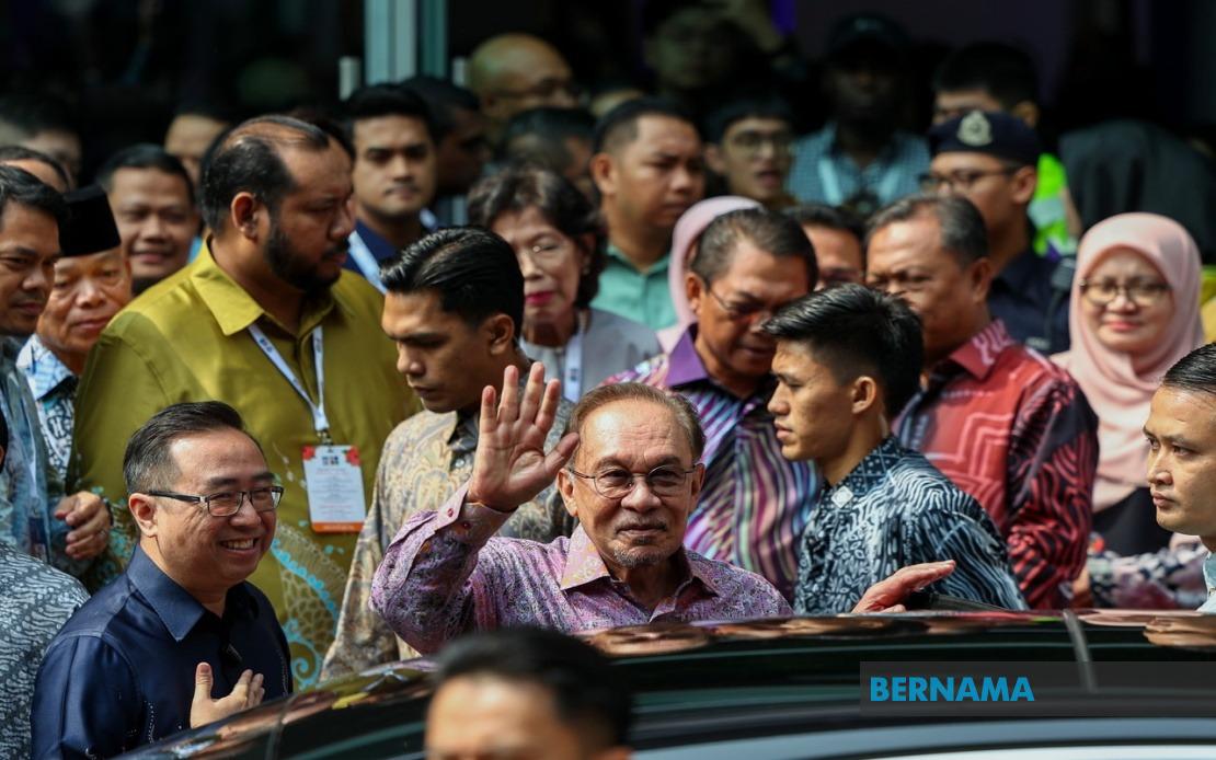 Anwar Denies Knowledge of Azmin Invitation as PKR Seeks to Rebuild