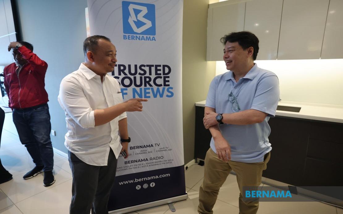 Maszlee Malik Takes to Road to Understand Johor Voters' Infrastructure Complaints