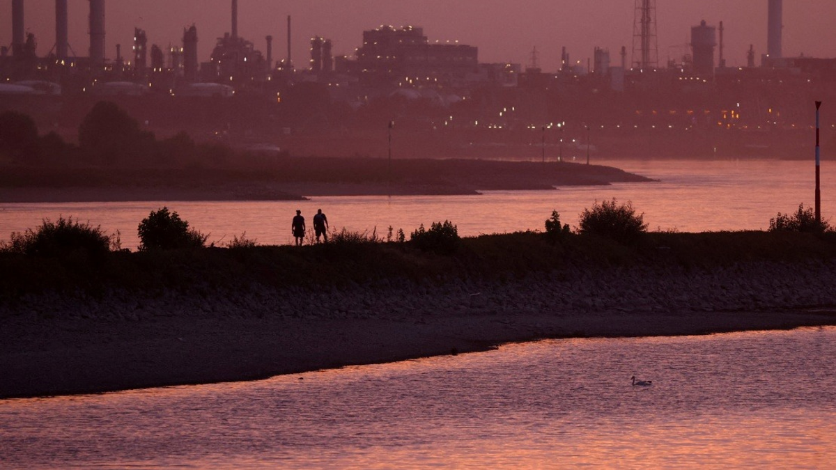 Drought Exposes WWII Bomb in Rhine: Cologne Residents Evacuated