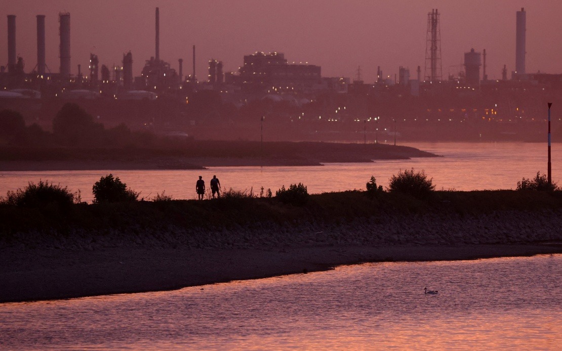 Drought Exposes WWII Bomb in Rhine: Cologne Residents Evacuated