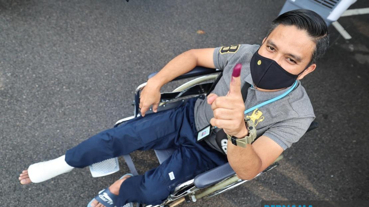 Determined Johor Cop Casts Vote Despite Achilles Tendon Injury