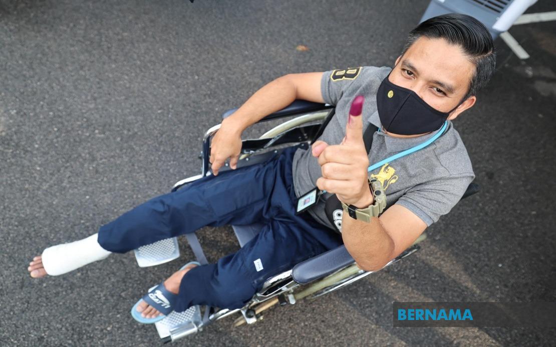 Determined Johor Cop Casts Vote Despite Achilles Tendon Injury