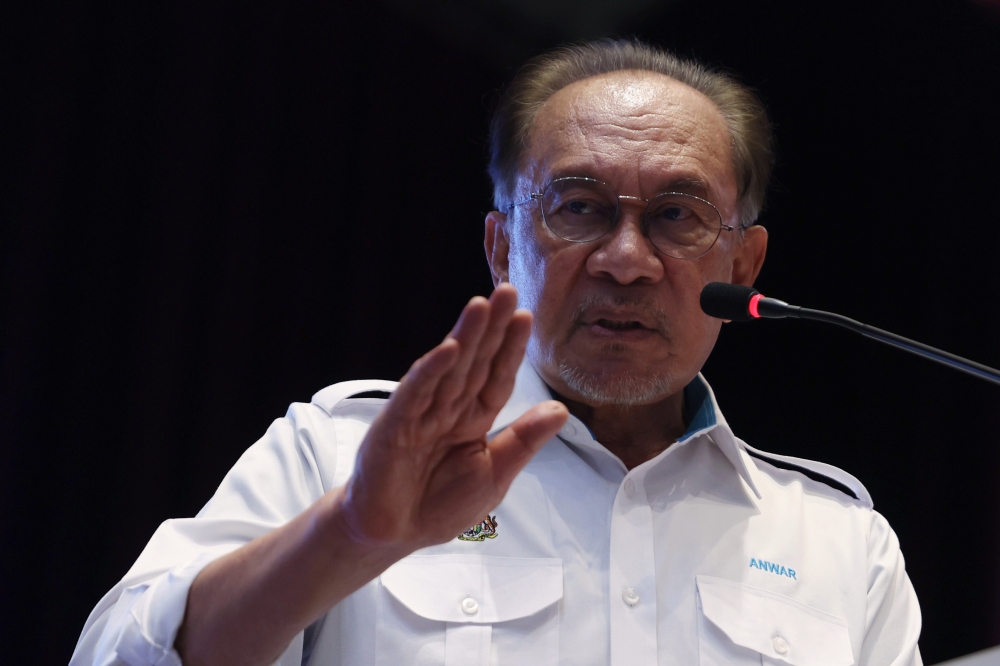 Anwar Calls on Future Civil Servants to Place Nation and Citizens Above Personal Gain