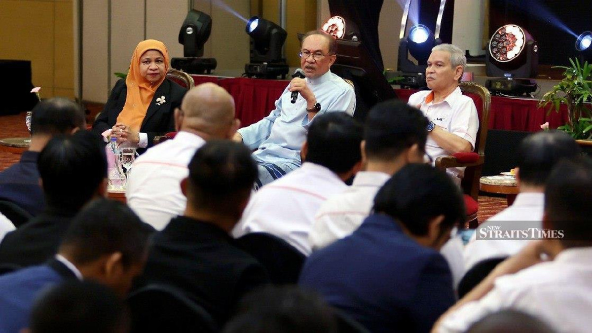 Anwar Reaches Out to Prabowo Over Troubled Felda Eagle High Venture