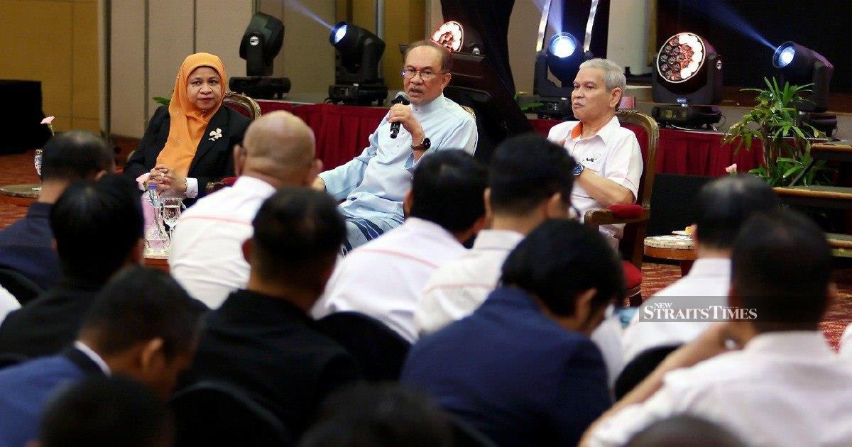 Anwar Reaches Out to Prabowo Over Troubled Felda Eagle High Venture