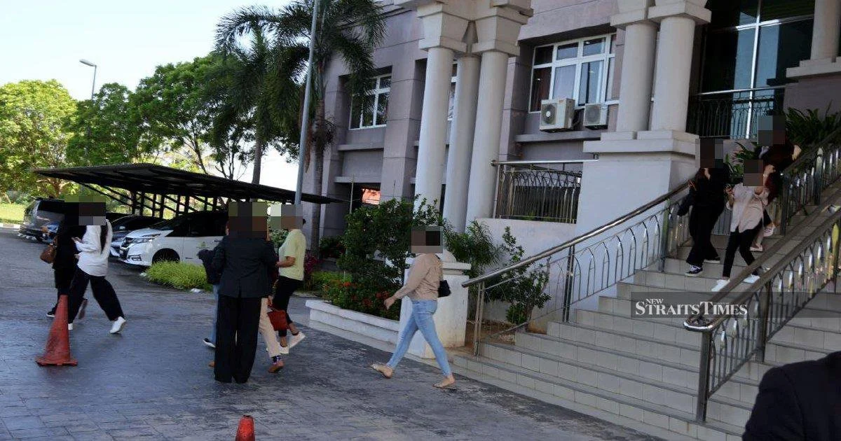 Kelantan Syariah Court Delays Proceedings Against 14 Men Accused of Cross-Dressing