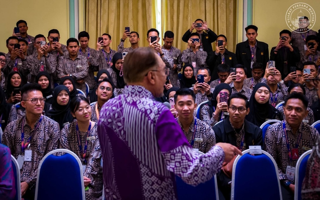 PM Anwar Urges Civil Servants to Embrace Reform While Maintaining Ethical Standards
