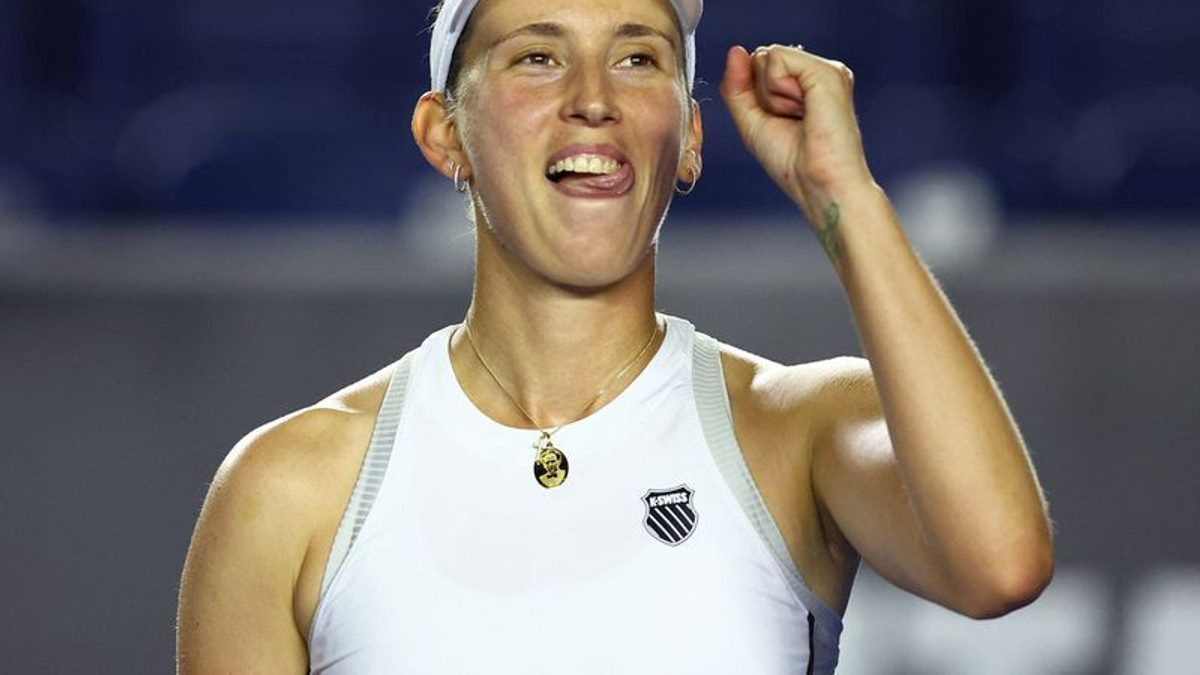 Mertens stages impressive comeback to set up Monterrey final against Parry