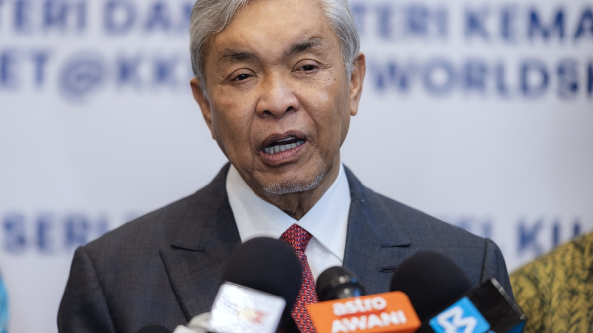 Zahid Offers Fully Sponsored Umrah to WorldSkills Gold-Winning TVET Trainees