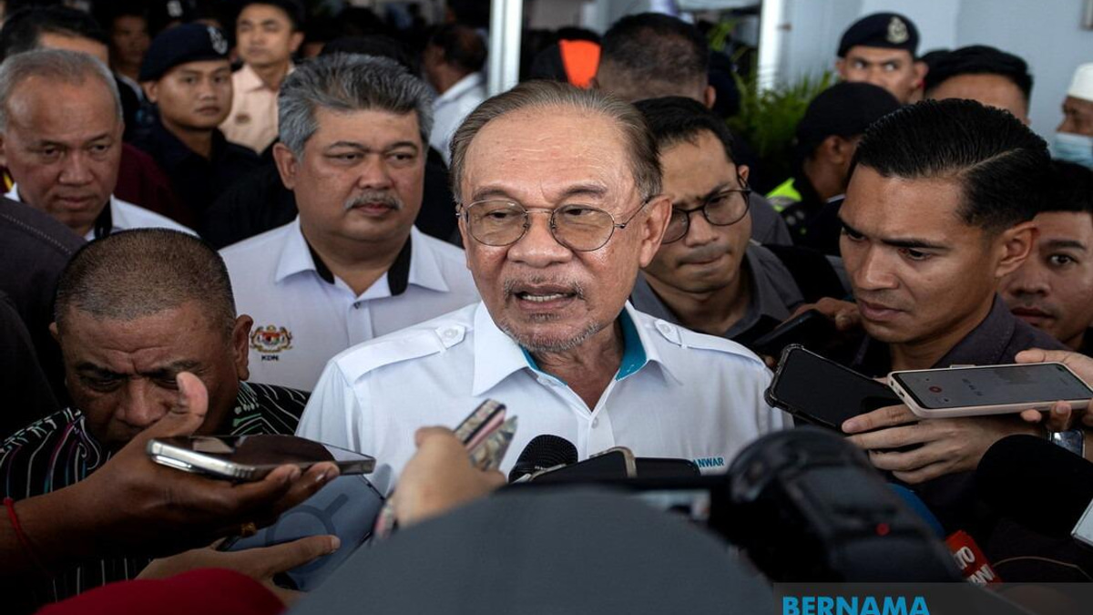 PM Anwar Urges Unity Coalition Partners to Avoid Attacking Federal Government During State Campaigns