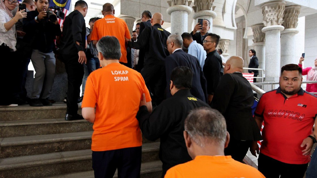 Former Tabung Haji chief and Treasury official appear in court over alleged misconduct
