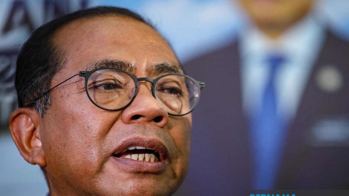 Malaysia's Defence Minister Mohamed Khaled Opens Strategic Visit to Vietnam
