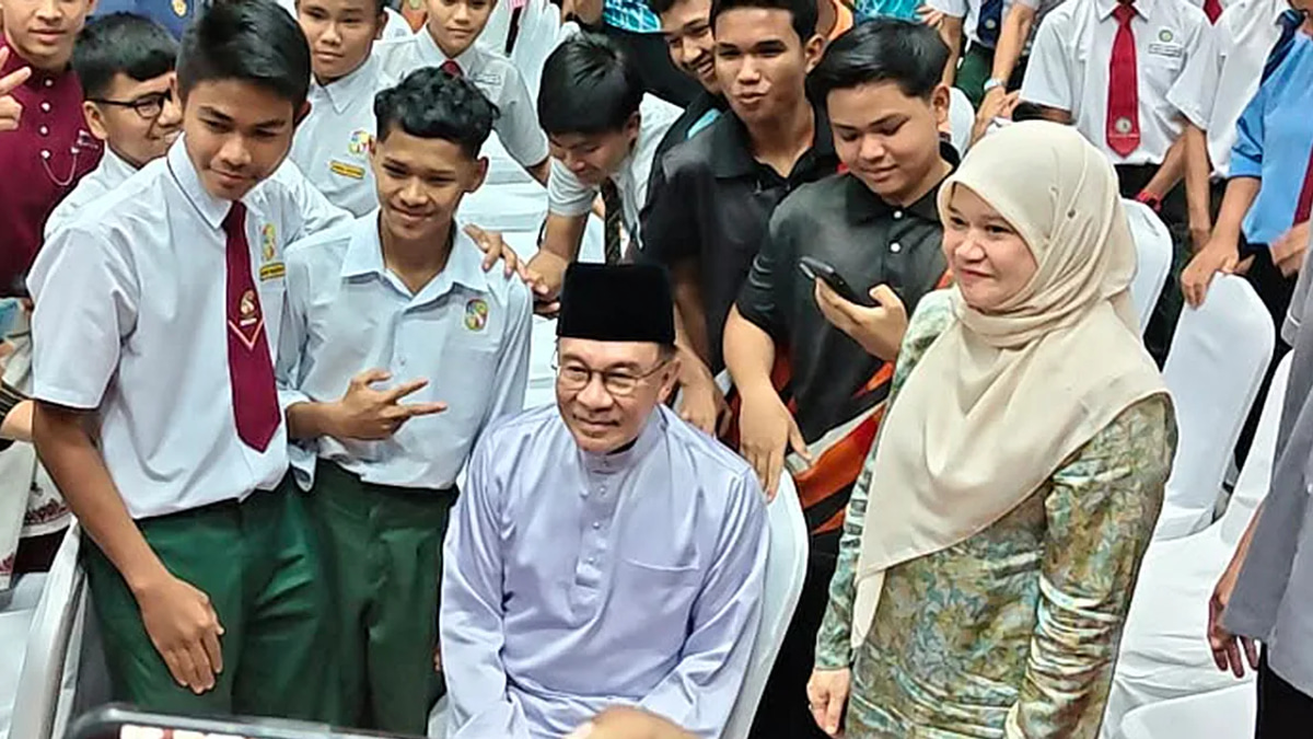 Anwar Ibrahim Cautions Students Against Toxic Politics, Calls for Principled Engagement