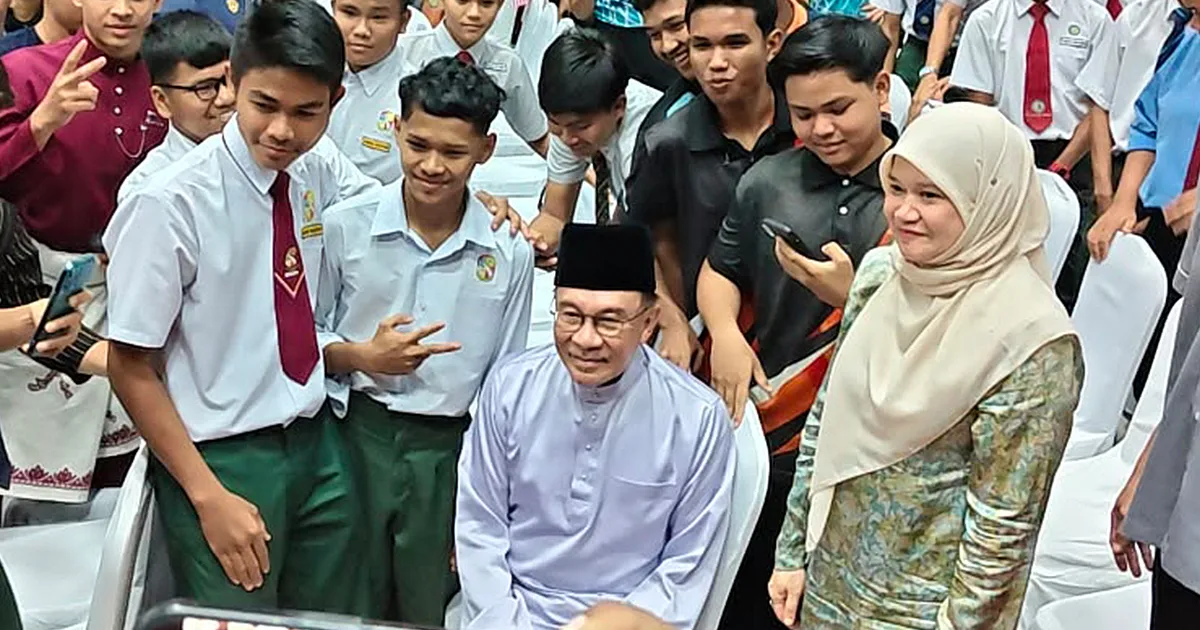 Anwar Ibrahim Cautions Students Against Toxic Politics, Calls for Principled Engagement