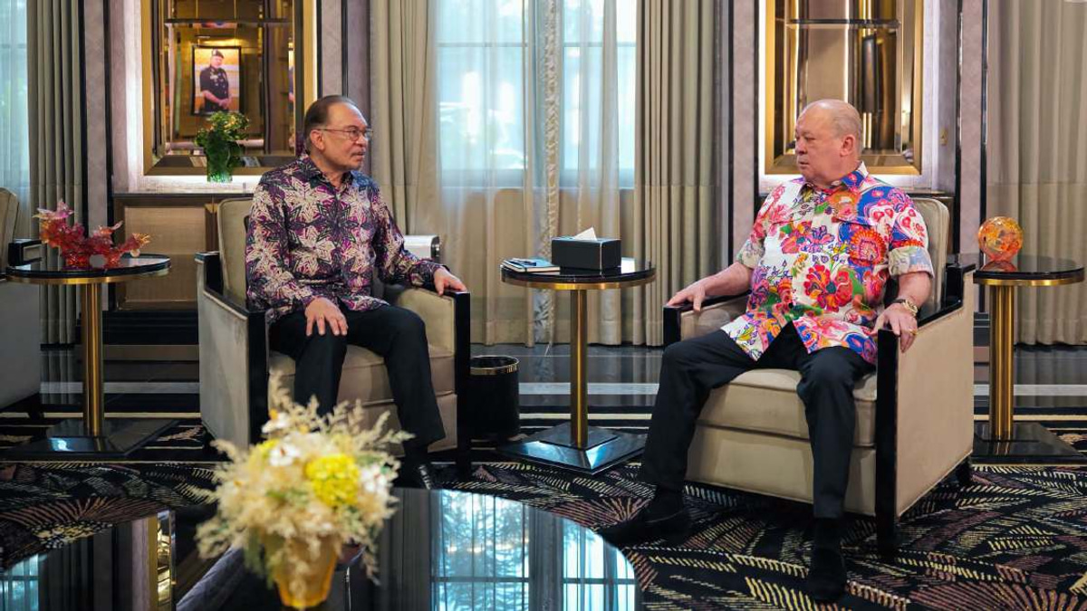 King Ibrahim Receives PM Anwar in Pre-National Day Audience