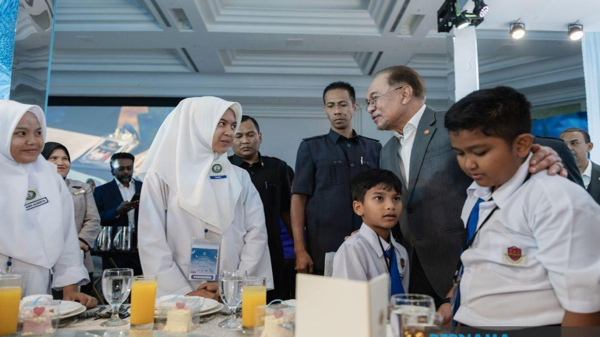 PM Anwar Urges Parents and Teachers to Raise Compassionate, Intellectually Curious Children
