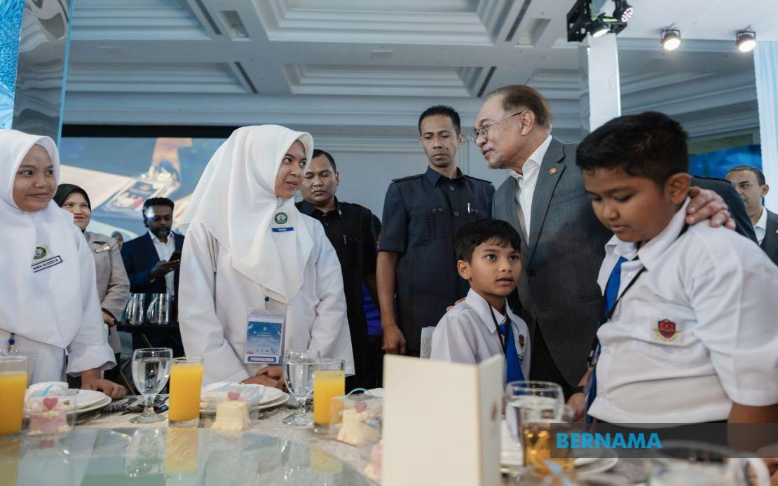 PM Anwar Urges Parents and Teachers to Raise Compassionate, Intellectually Curious Children