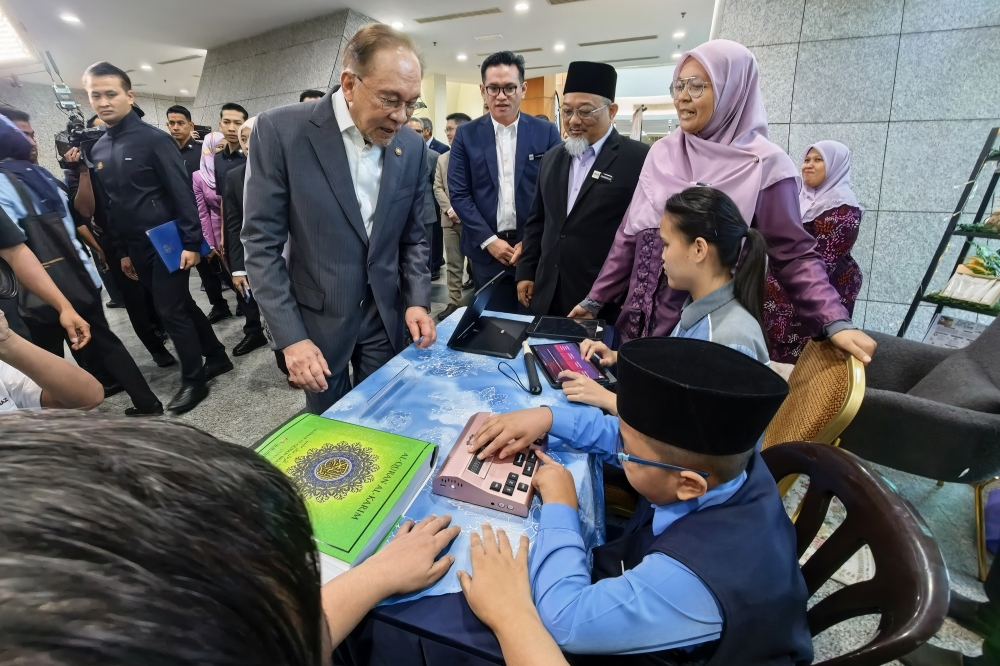 Learning Foreign Languages Will Not Diminish Bahasa Melayu, Says Anwar