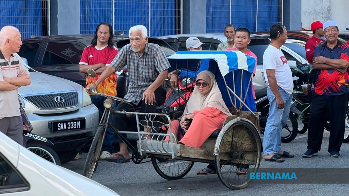 Octogenarian Pedals Trishaw Through Heat to Greet PM Anwar in Batu Pahat