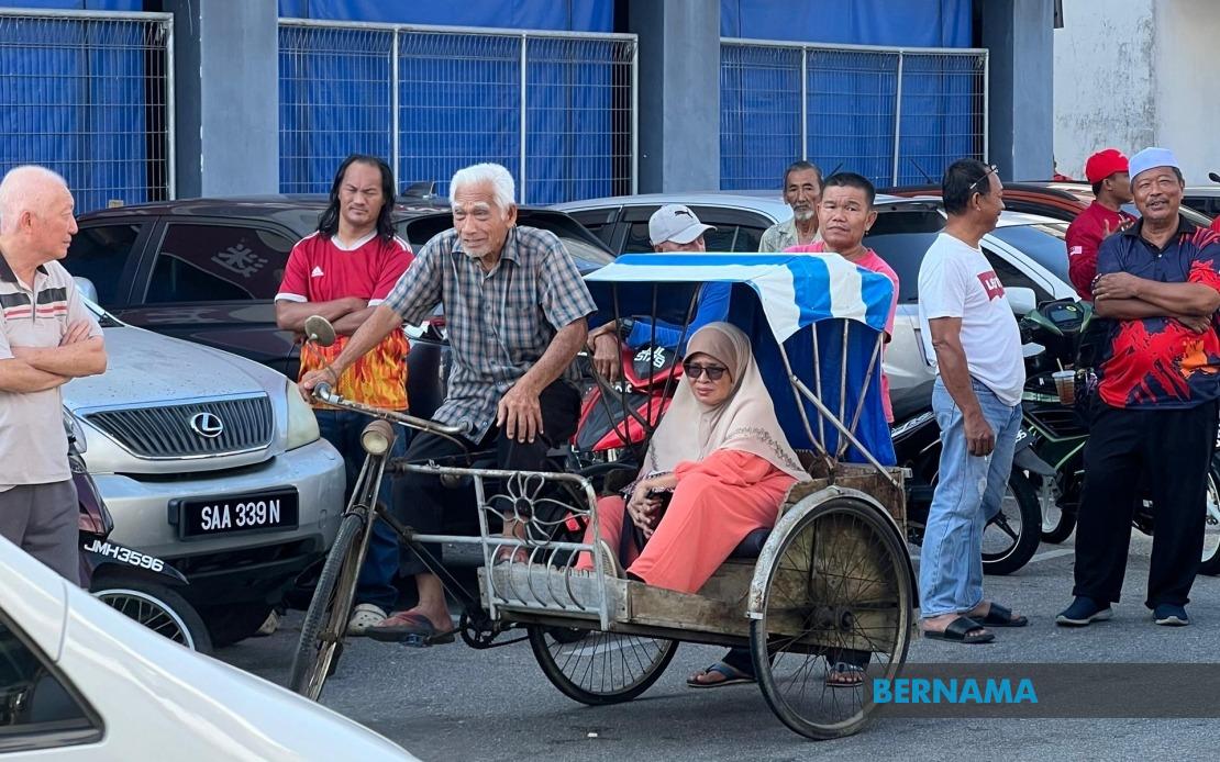Octogenarian Pedals Trishaw Through Heat to Greet PM Anwar in Batu Pahat