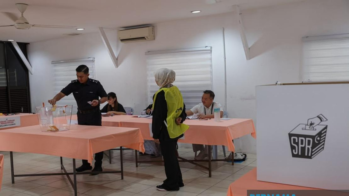 38 Early Polling Centres Open for Negeri Sembilan State Election as Security Personnel Cast Votes