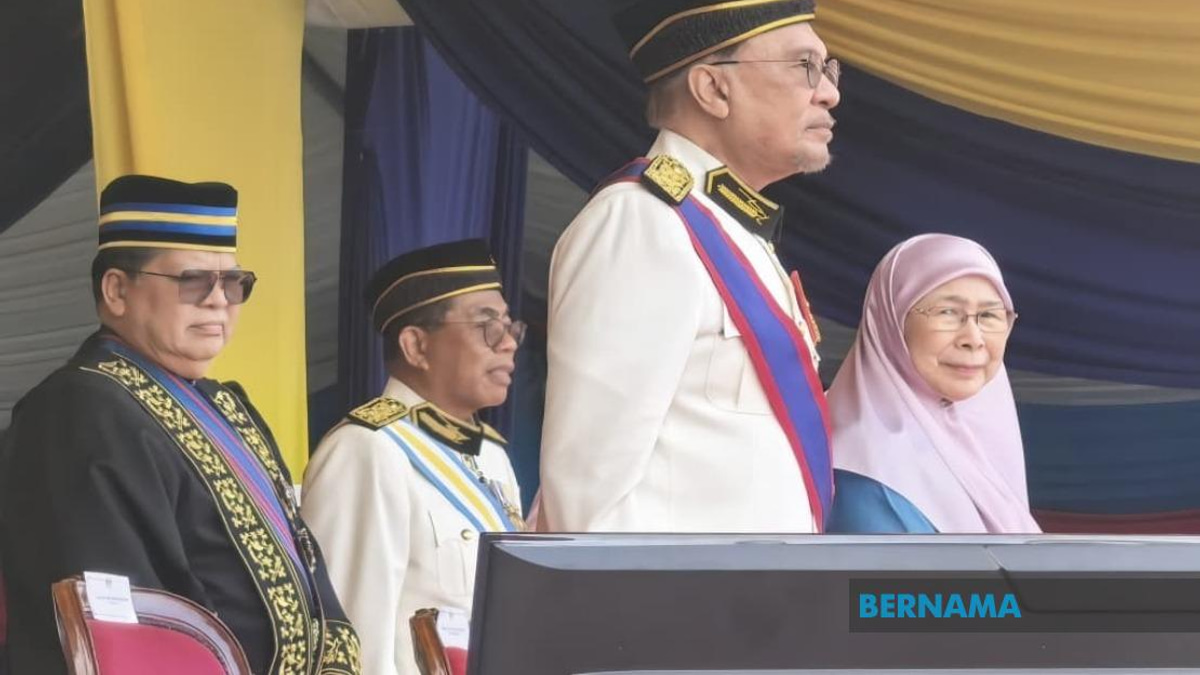 PM Anwar Calls on Malaysians to Honor Security Forces' Sacrifice for Nation's Freedom