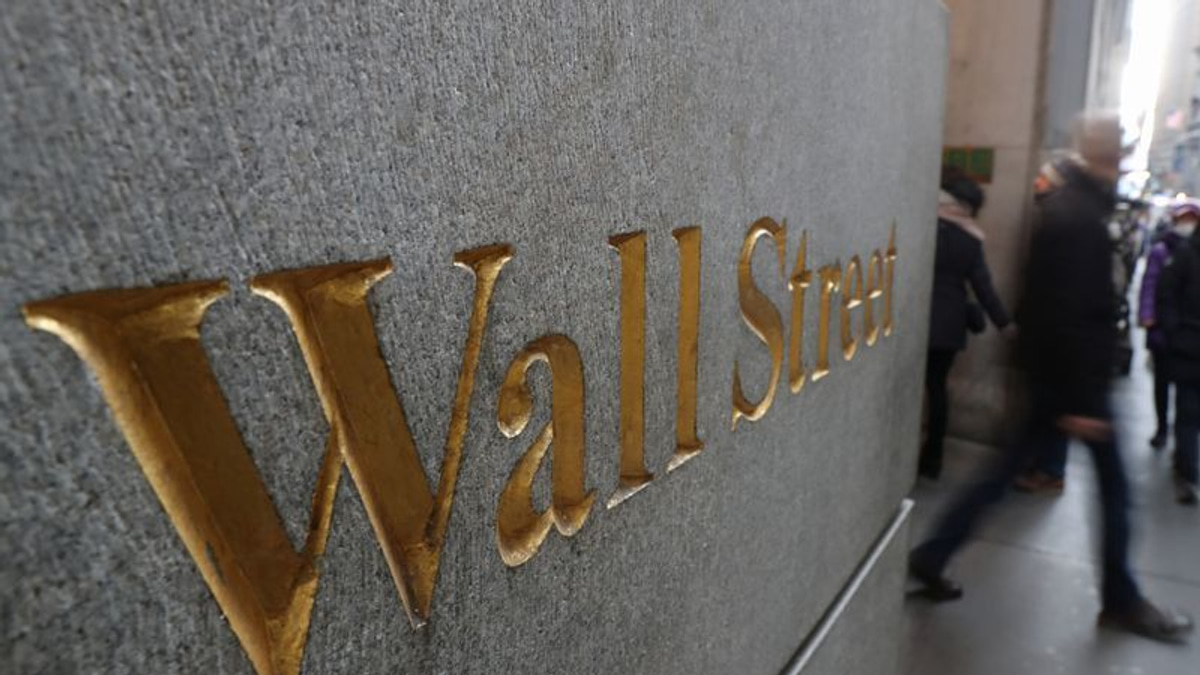 Wall Street Surges to Record Highs as Iran Tensions Ease, Oil Prices Slip